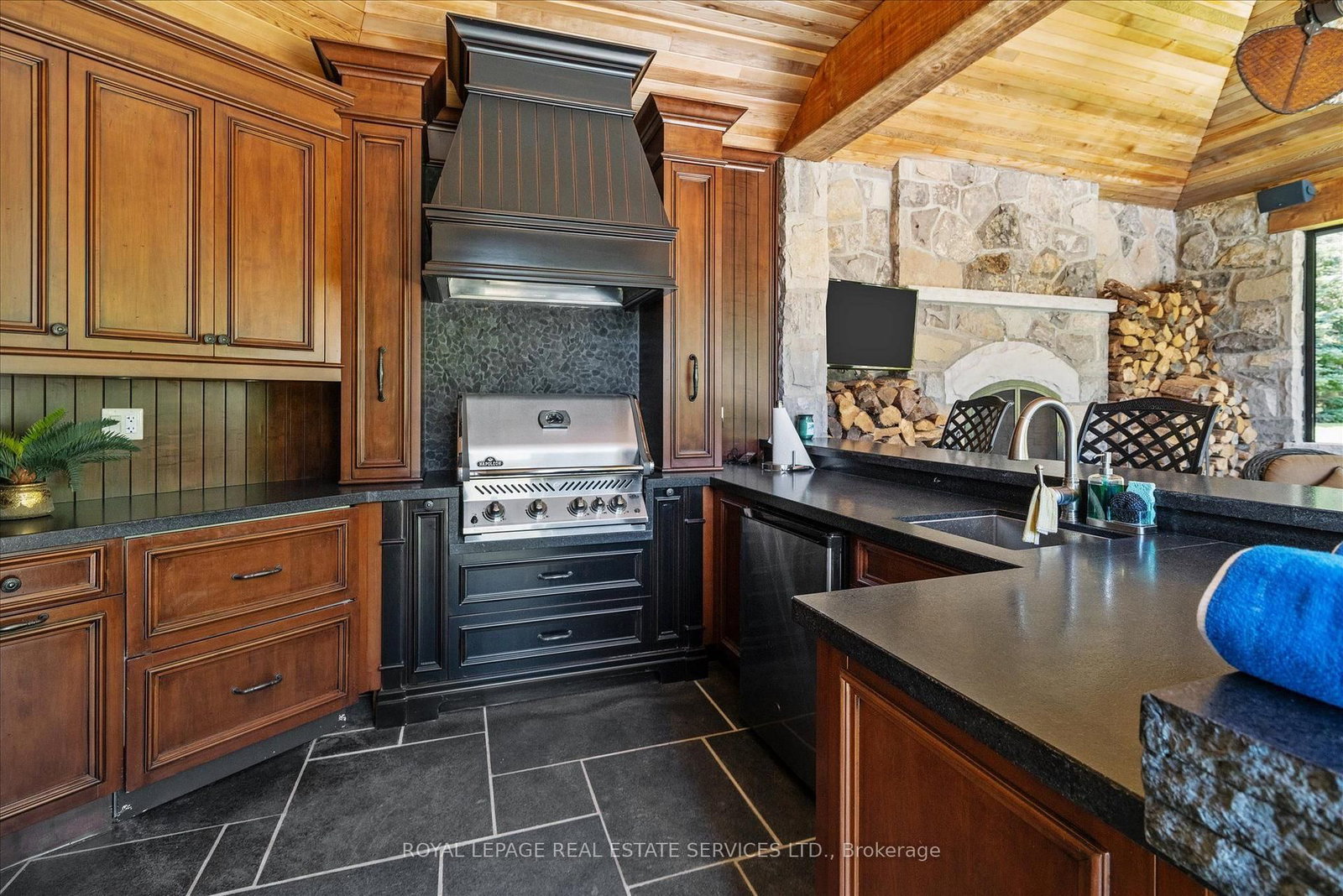 10090 Pineview Tr, Milton — 42