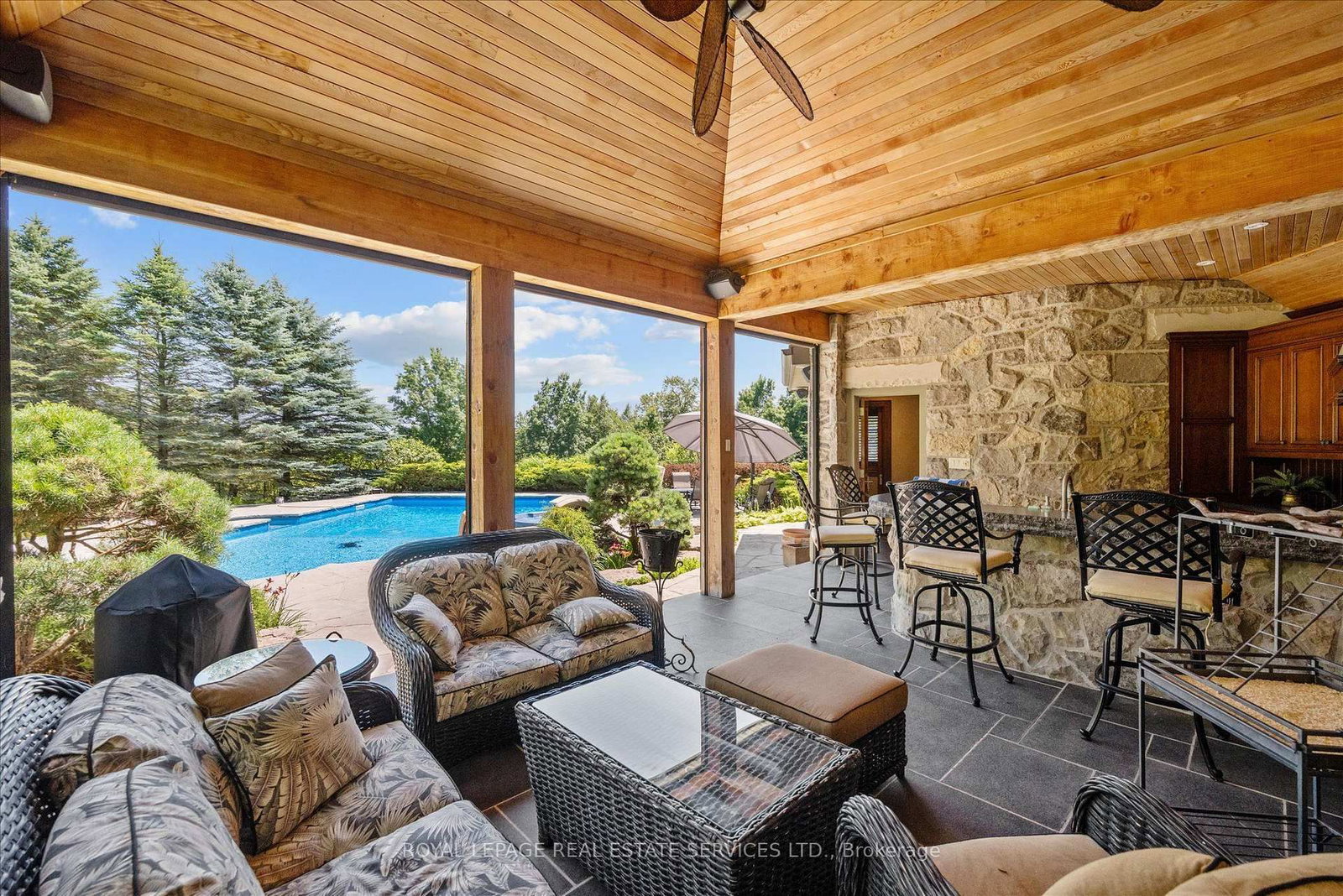 10090 Pineview Tr, Milton — 43